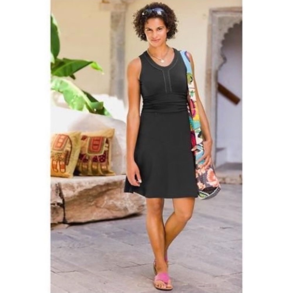 ❤️ Athleta Katniss Dress! Pocket that fits a standard size cell phone! Black! M